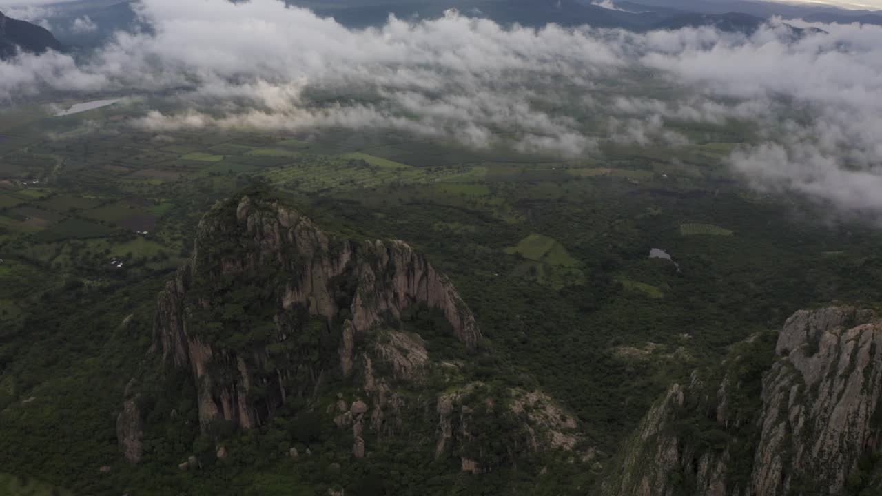 tomada de avión no tripulado de las montañas nebulosas