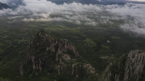 tomada de avión no tripulado de las montañas nebulosas