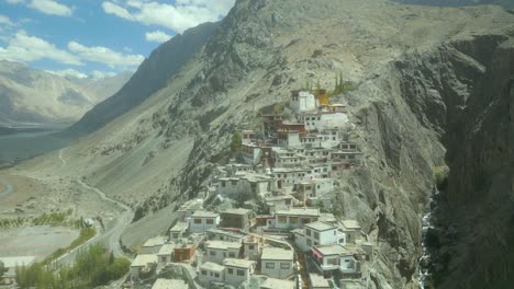 vista aérea del budo maitreya y el monasterio de diskit en el valle de nubra, ladakh