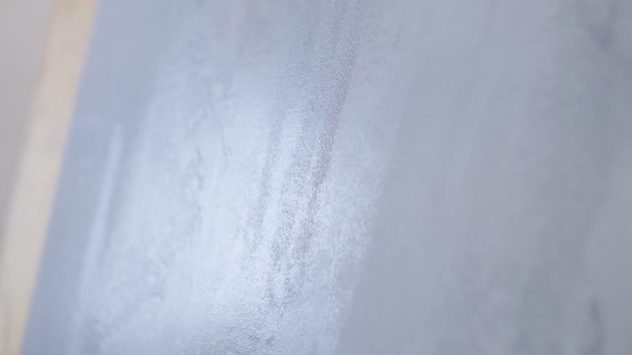 壁に装飾用石膏を塗る