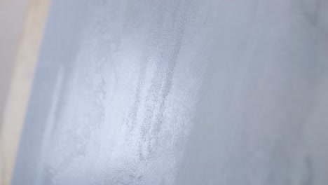 la aplicación de yeso decorativo a una pared