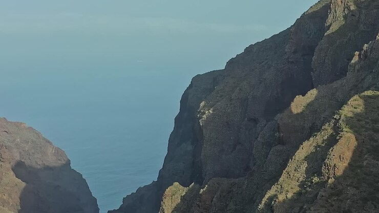 Le montagne incontrano l'oceano a Los Gigantes, Tenerife, Spagna, durante il giorno