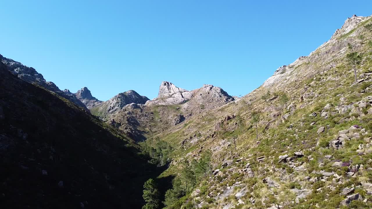 vista aérea de las montañas rocosas del valle en europa portugal parque nacional peneda geres