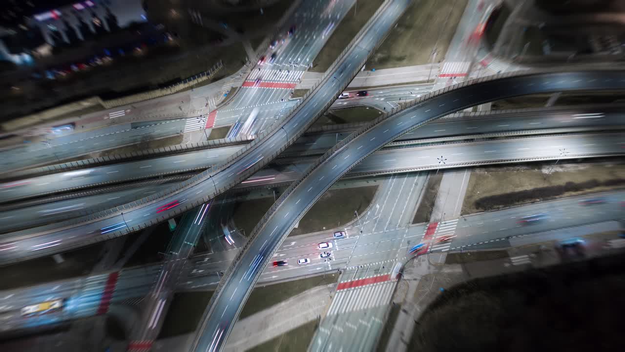 밤에 교통 혼잡 교차로, 드론, 저녁에 도시의 도로 교차로의  뷰, 바쁜 교차로 고속도로를 빠른 움직임으로 운전하는 타임 스 자동차