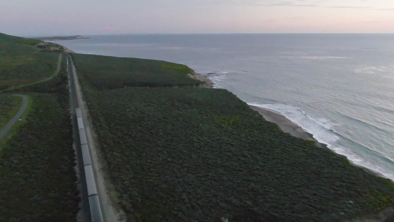 пассажирский поезд amtrak движется вдоль береговой линии