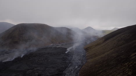 el volcán fagradalsfjall en islandia se lanzó desde el aire sobre campos de lava enfriados cerca del borde de la cuenca