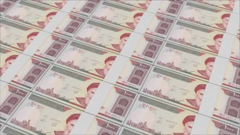 billetes de 1000 riales iraníes impresos por una prensa de dinero