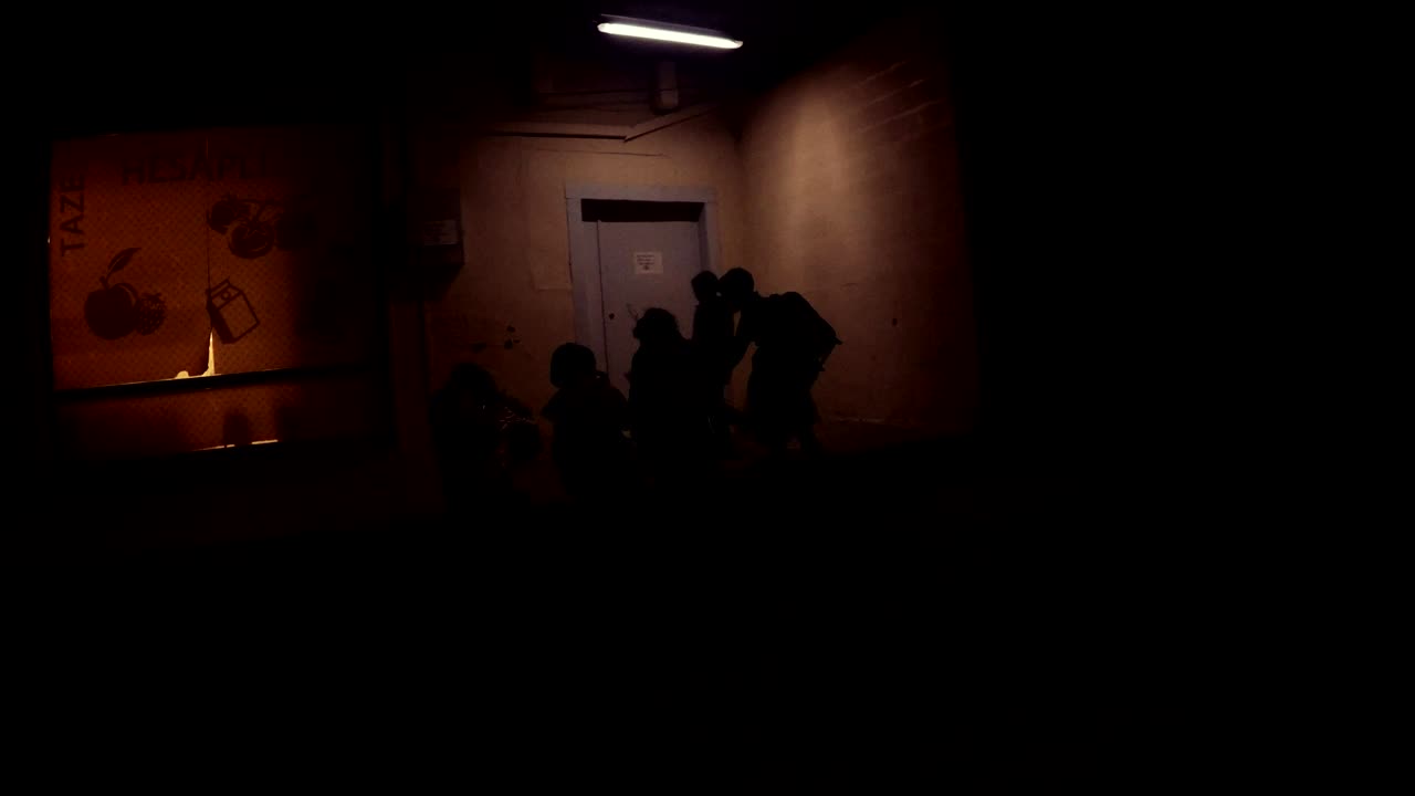 오래된 도시 산리우르파의 저녁 거리에서 어린이들이 놀고 있습니다.