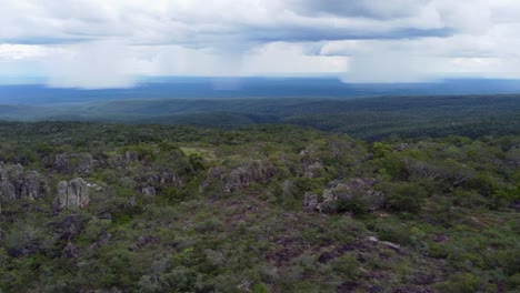 Paisaje-Accidentado-Sobrevuelo-Con-Tormentas-De-Lluvia-En-La-Distancia