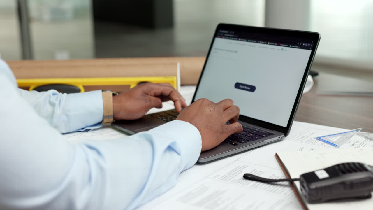 manos escribiendo, búsqueda en la web y trabajando hombre de negocios