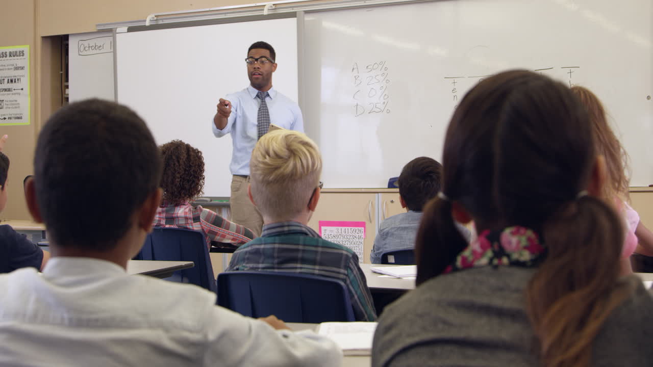 toma de inclinación del maestro y la clase de matemáticas de quinto grado, tomada en r3d