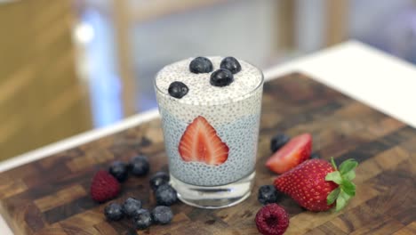 Verzierung-Der-Oberseite-Eines-Gesunden-Chia-Puddings-In-Einem-Glas,-Schöner-Blauer-Spirulina-Chia-Pudding