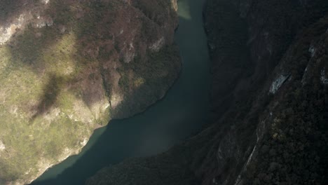 墨西哥南部奇亞帕斯州蘇米德羅峡谷國家公園的格里加爾瓦河頂部景色