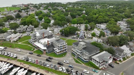 Drohnenaufnahme-Von-Eigentumswohnungen-Und-Verkehr-In-Oak-Bluffs,-Massachusetts