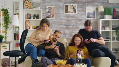 Gruppe-Von-Freunden-Sitzt-Auf-Der-Couch-Im-Wohnzimmer