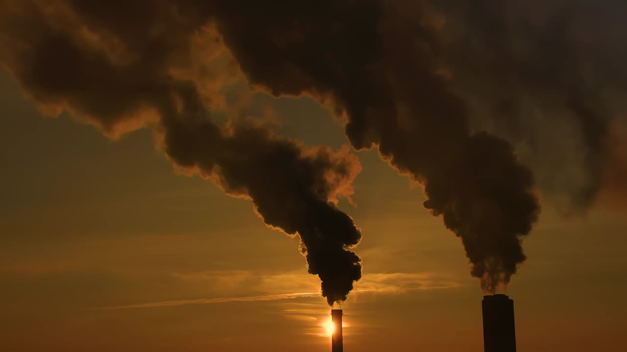 tubo di fabbrica inquinante aria lasso di tempo, problemi ambientali