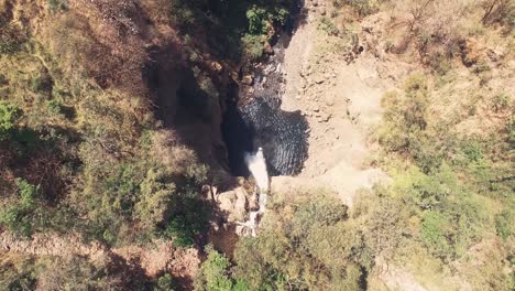 Imágenes-De-Drones-Desde-El-Punto-De-Vista-De-Una-Gran-Cascada