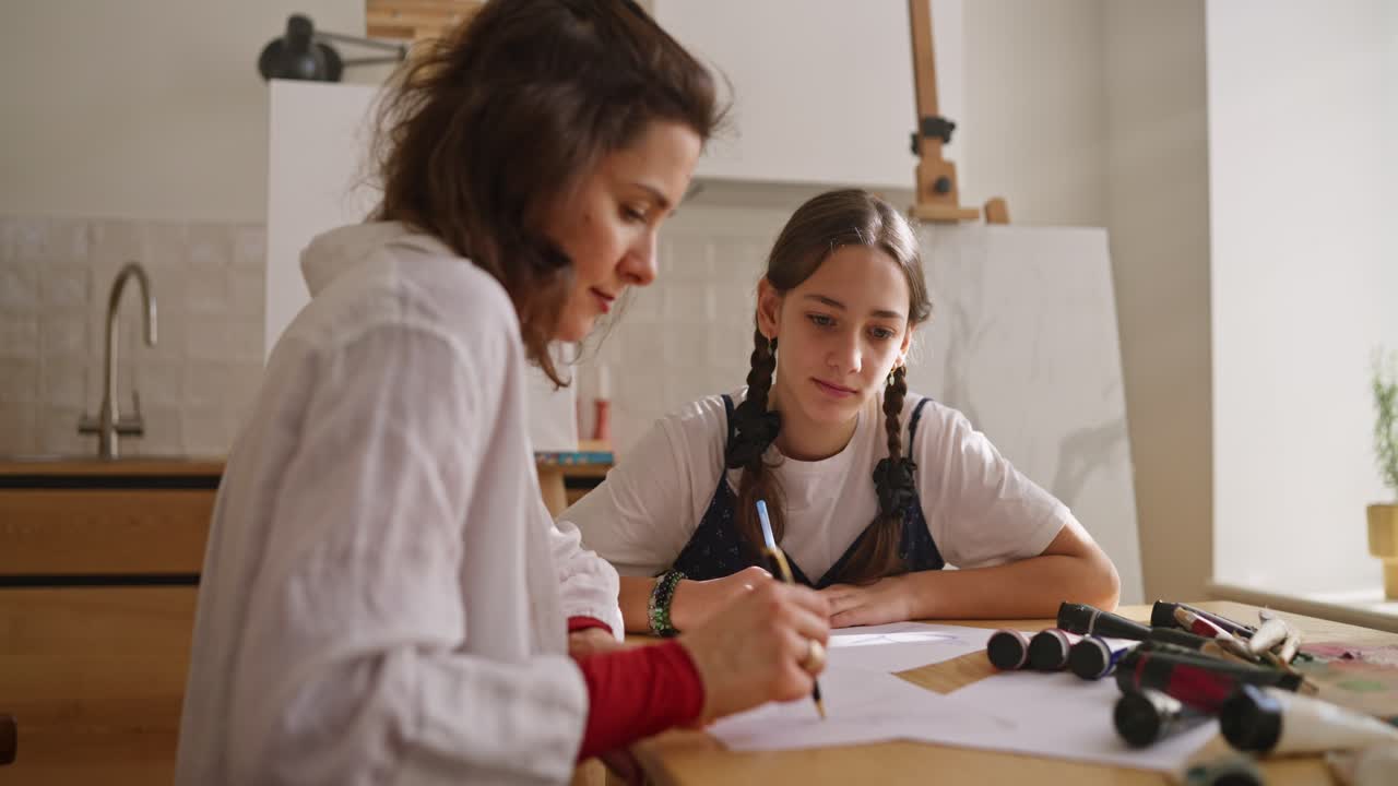 Madre e figlia che disegnano insieme a casa