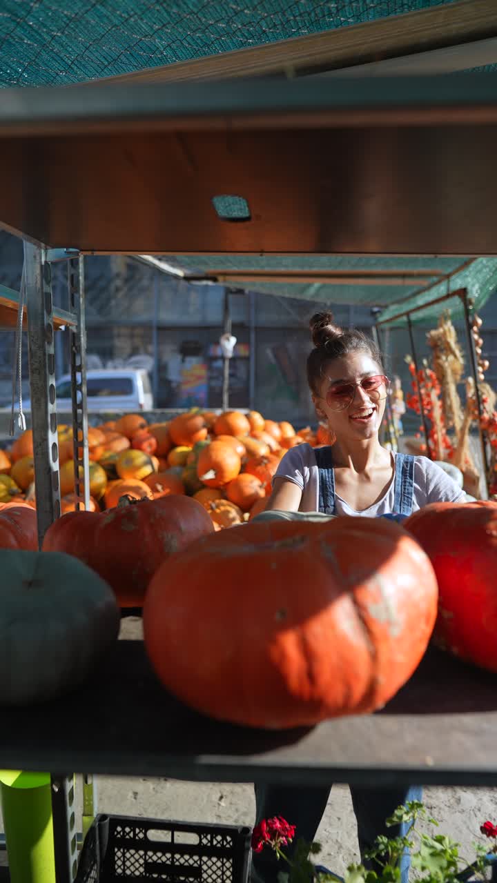mujer vendiendo calabazas en un mercado