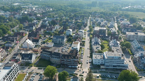 Luftaufnahme-Des-Wohngebiets-An-Der-Ostseeküste-Touristischer-Strand-In-Scharbeutz,-Deutschland,-Kreispfanne,-Tag