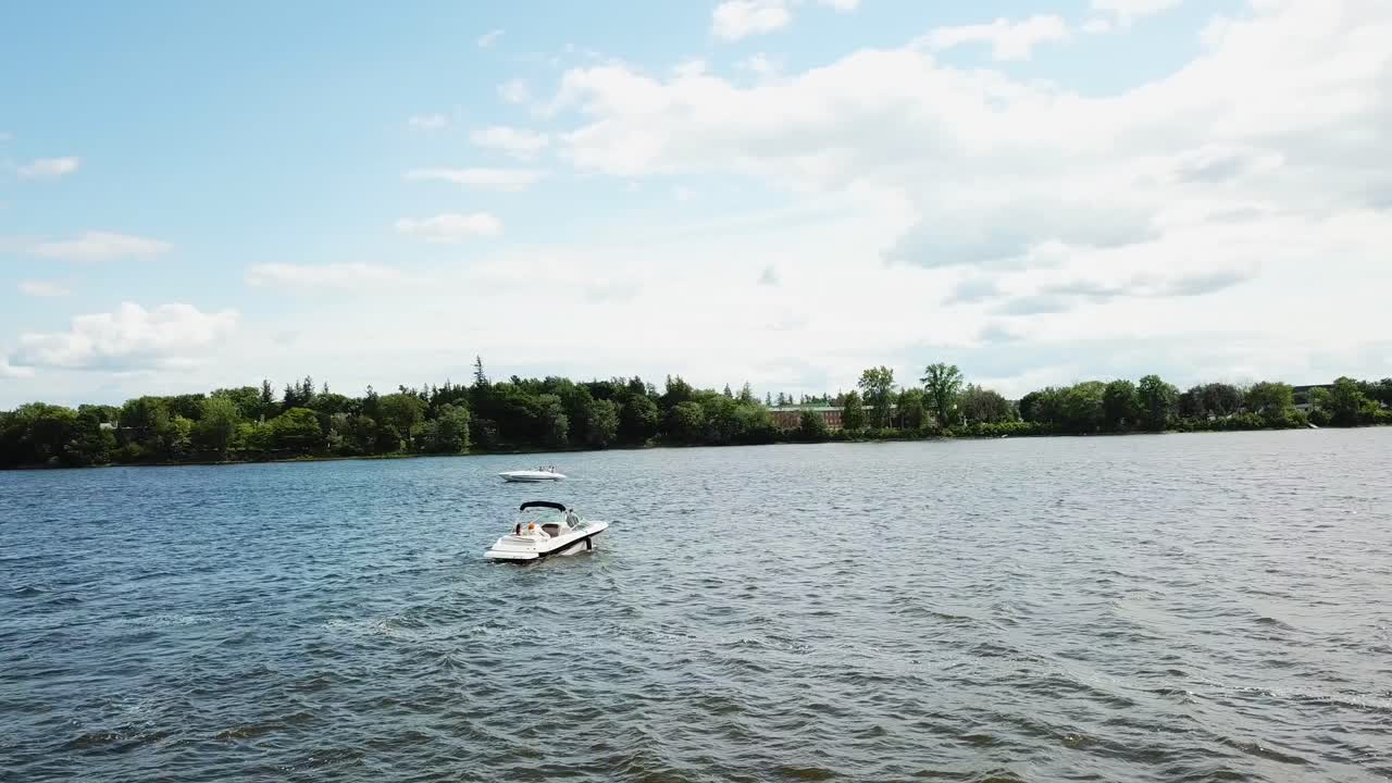 쫓는 스피드 보트의 드론 샷