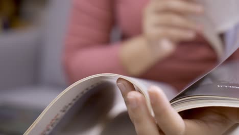 Mujeres-Leyendo-Revistas-Sentadas-En-El-Sofá-De-La-Sala-De-Estar