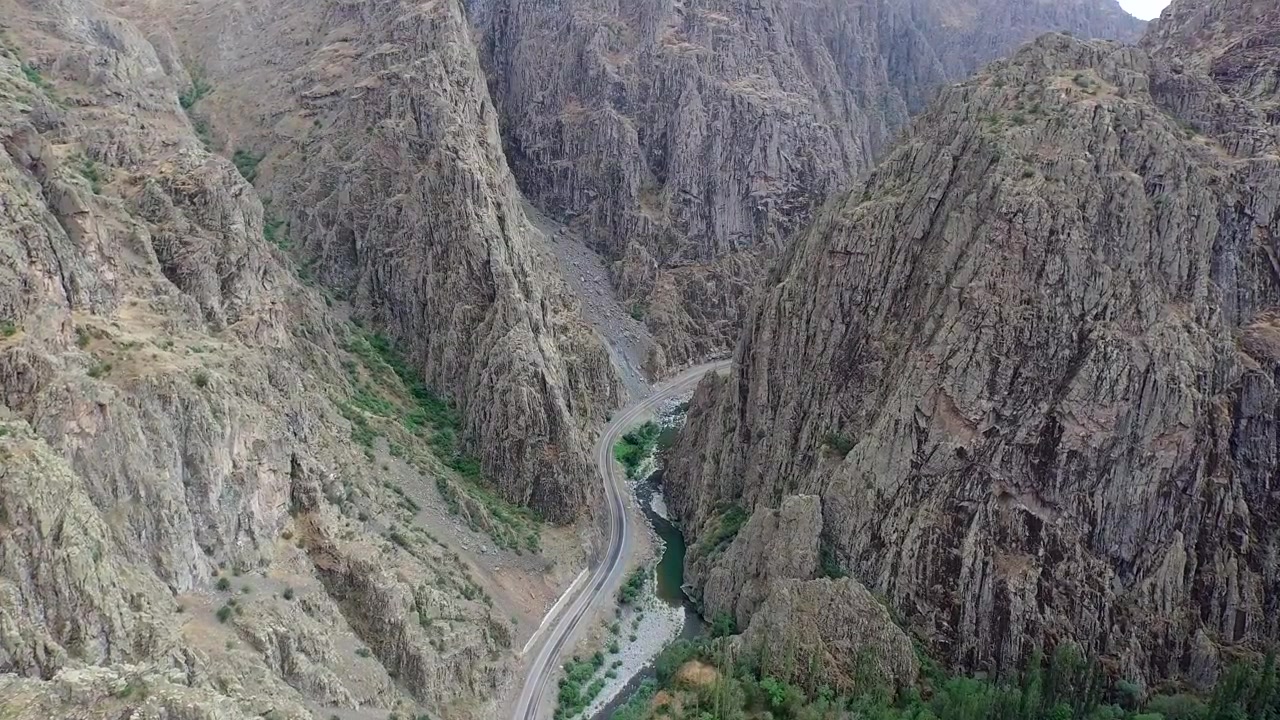 Vista Aérea de Estrada Sinuosa Através de um Cânion Profundo na Montanha