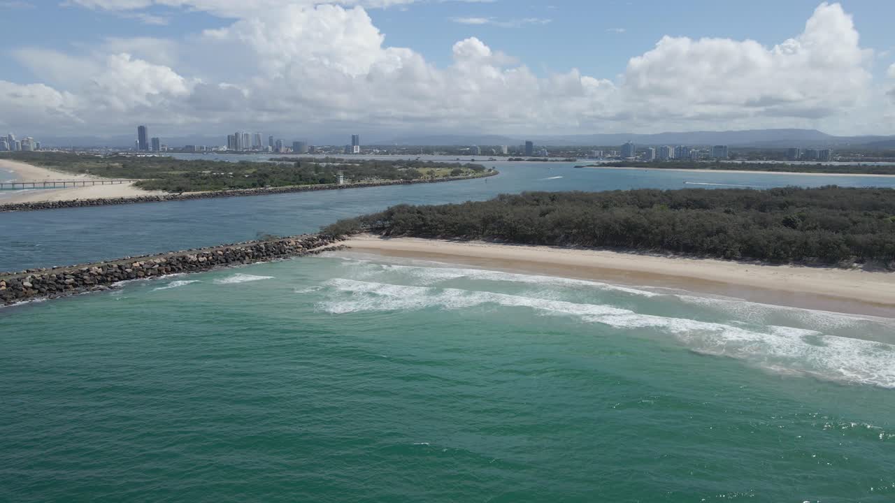 malecón en el río nerang con una playa escénica en la isla de south stradbroke en queensland, australia