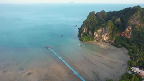 Bootsanlegestelle-Am-Oststrand-Von-Railay,-Krabi,-Thailand-Mit-Kalksteinfelsen-–-Luftperspektive