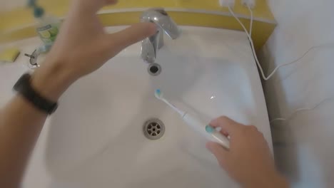 Pov-Cepillarse-Los-Dientes-Por-La-Mañana-En-Un-Lavabo-Blanco-Con-Cepillo-De-Dientes-Eléctrico