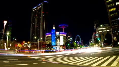 el lapso nocturno de 4k cerca de la cúpula de tokio es un disparo ancho y un obturador lento.
