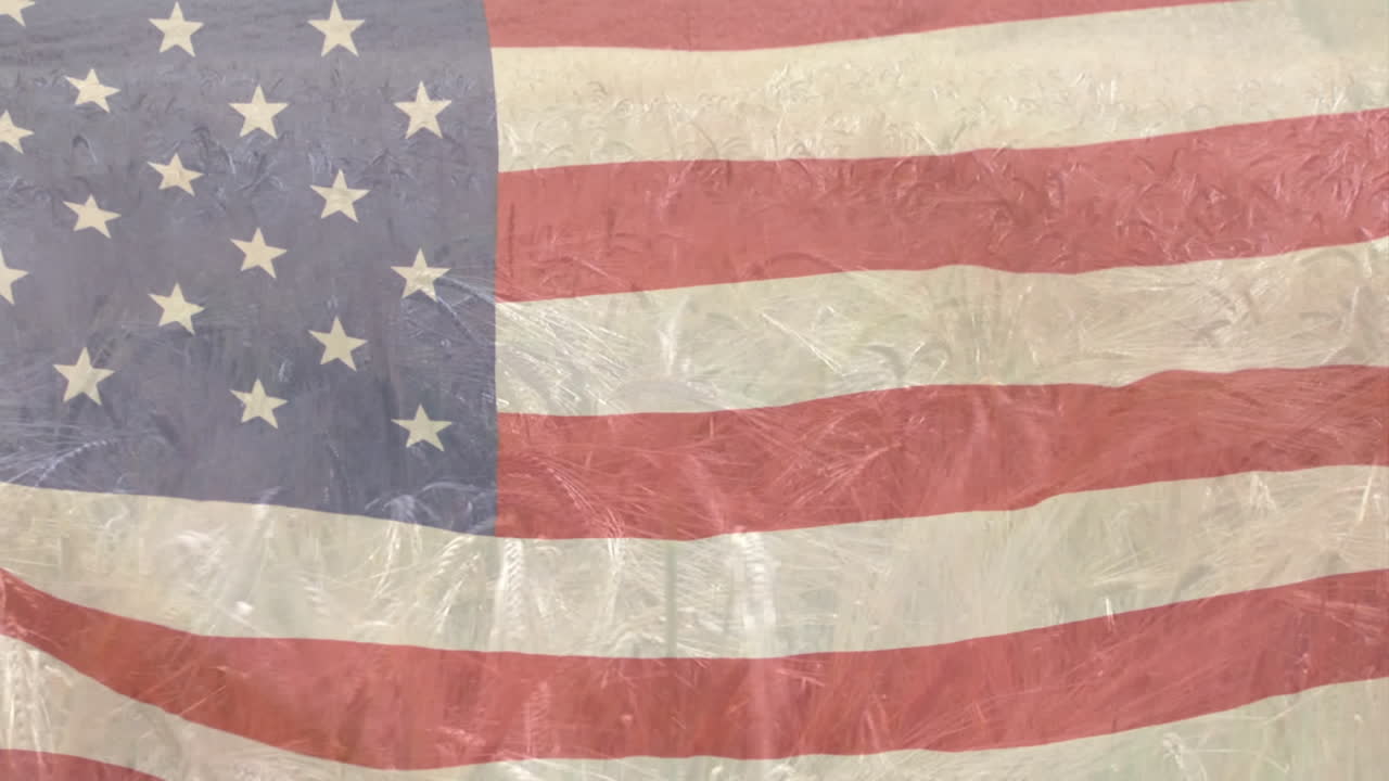 composición digital de agitar la bandera estadounidense contra el cierre de los cultivos en el campo de la granja