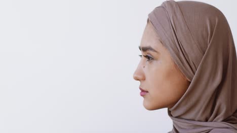 mujer con hijab en vista de perfil