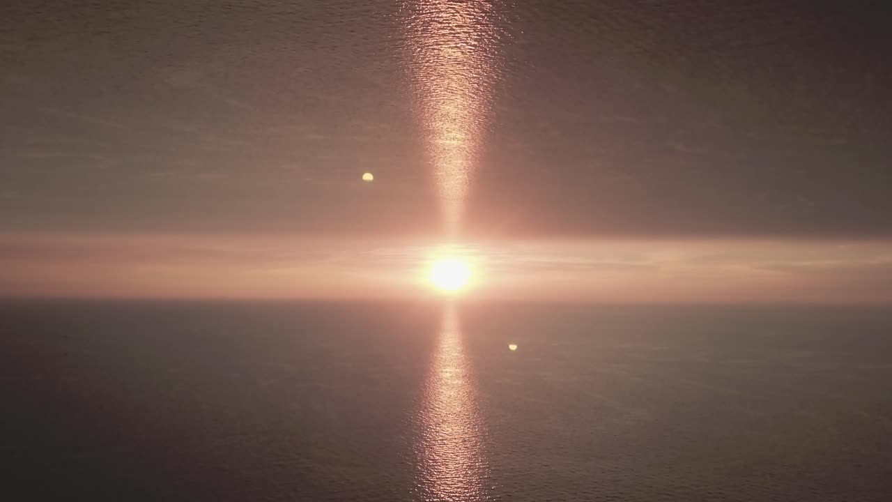 바다 위에 해가 지는 것