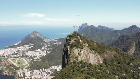 helicópteros volando alrededor de la estatua del cristo redentor en el cerro corcovado en río de janeiro