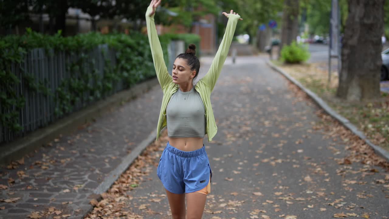 mujer caminando al aire libre con ropa de deporte