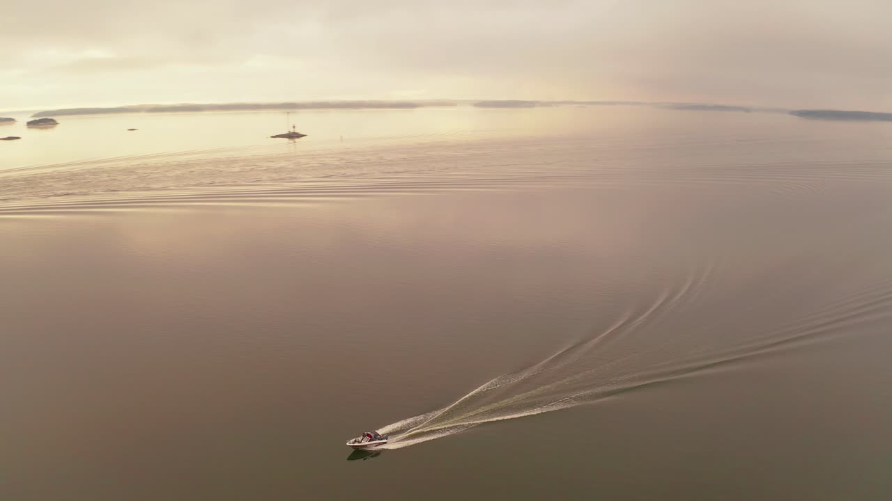 발트해에 있는 핀란드 군도 (finland archipelago) 를 가로질러 항해하는 발트해 공주 (baltic princess) 카페리 (car ferry) 를 추적하고 있다.
