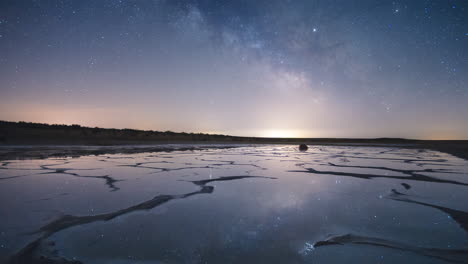 Milky-way-rising-over-a-salt-lake-in-Toledo,-Spain