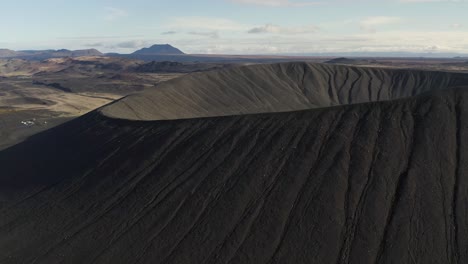 Tiro-épico-De-Un-Dron-Del-Cono-De-Tefra-Del-Volcán-De-Ceniza-Negra-Durante-La-Luz-Del-Sol-En-Islandia---Hverfjall,-Krafla