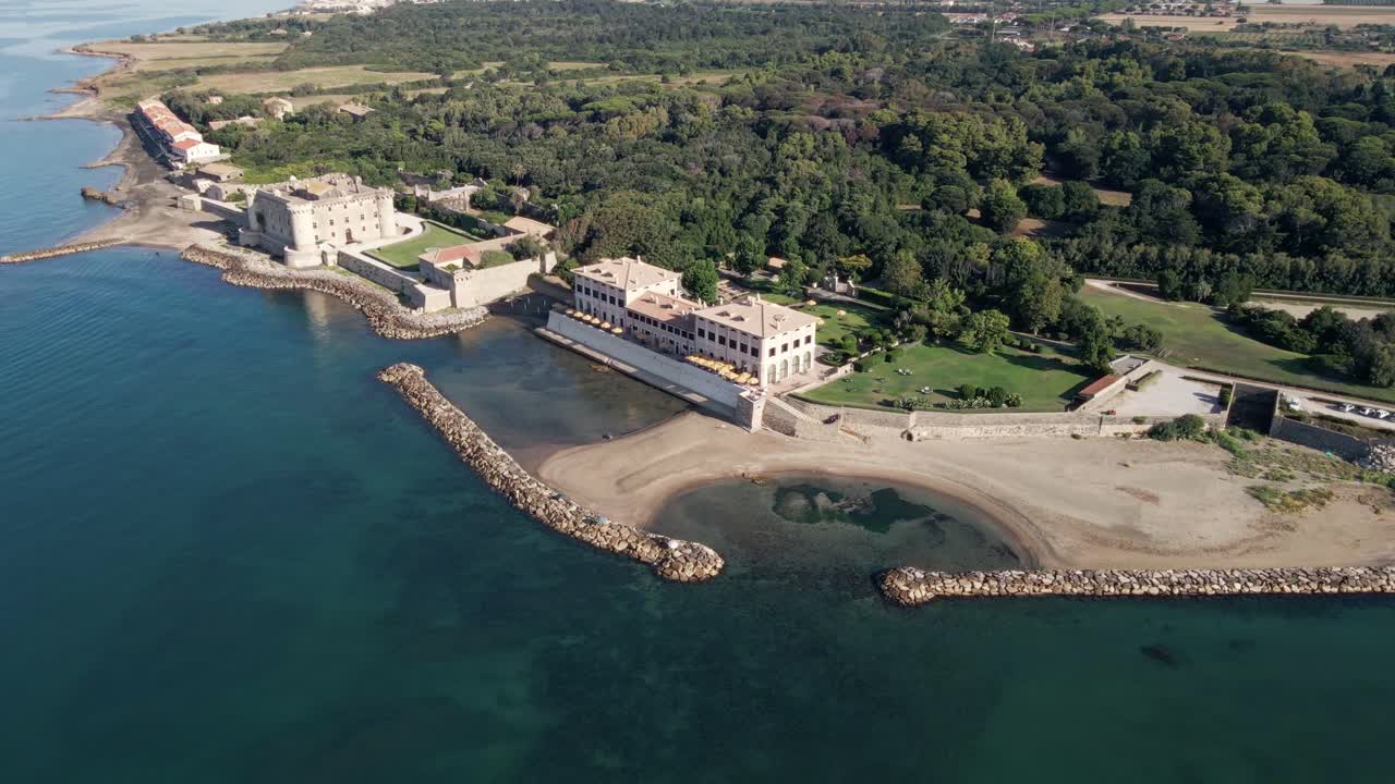 호텔과 성은 이탈리아 해안의 해안선을 장식합니다.