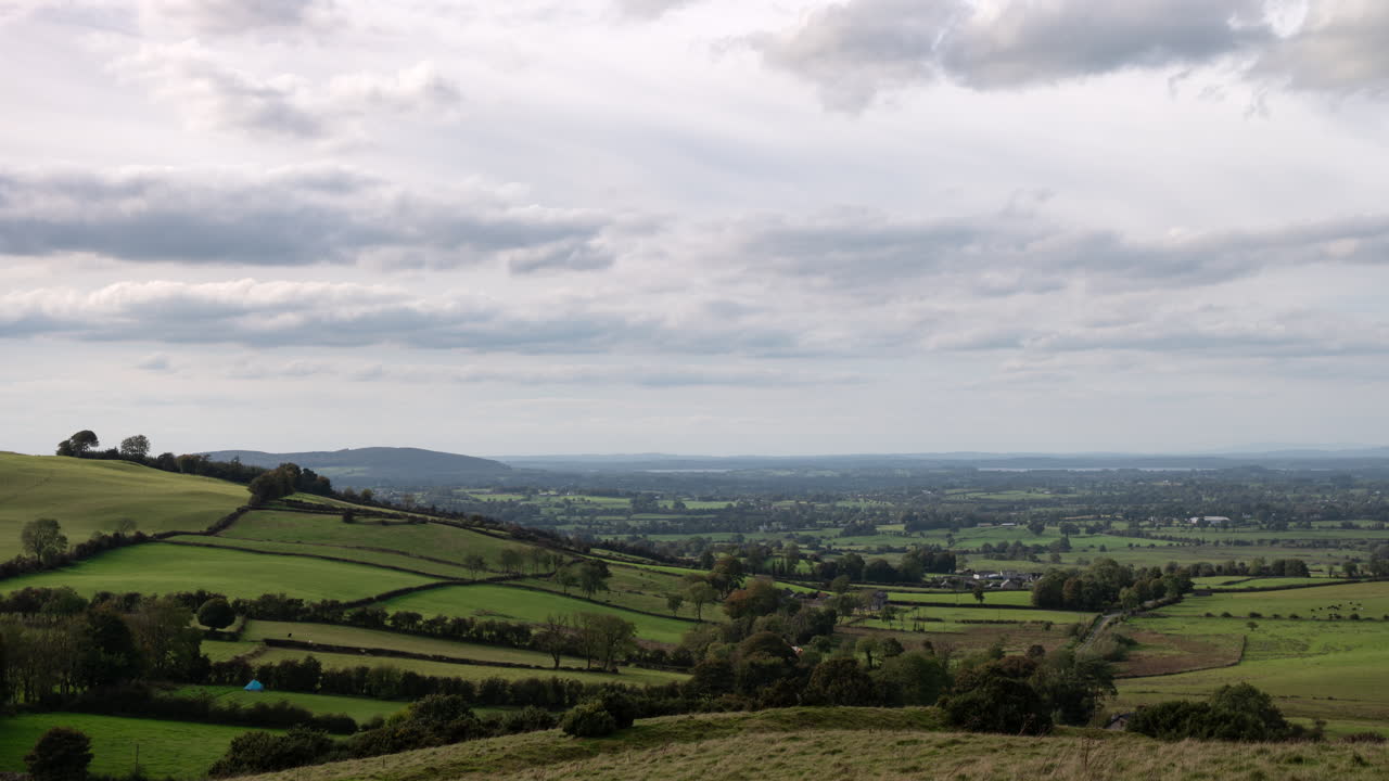 La splendida campagna verde irlandese e i prati vicino a Loughcrew Cairns e Patrickstown, Irlanda, Time lapse di nuvole