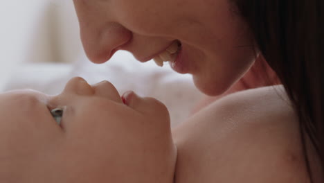 Nahaufnahme-Einer-Mutter,-Die-Ihr-Baby-Sanft-Küsst-Und-Die-Liebevolle-Mutter-Genießt,-Die-Sich-Zu-Hause-Spielerisch-Um-Das-Kleinkind-Kümmert-Und-Die-Verbindung-Zu-Ihrem-Neugeborenen-Kind-Teilt.-Gesunde-Kinderbetreuung
