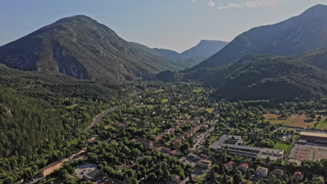 Castellane-Francia-Aérea-V2-Toma-Panorámica-Cinematográfica-Que-Captura-El-Paisaje-Montañoso-Intacto-Con-El-Río-Verdon-Y-El-Asentamiento-De-La-Aldea-Rural-Durante-El-Día---Julio-De-2021