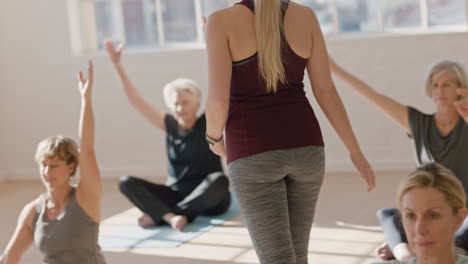 clase de yoga de mujeres maduras sanas que ejercen instructor grupo de enseñanza practicando postura disfrutando del entrenamiento físico matutino en el estudio