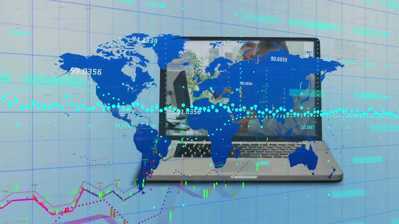 animación del mapa del mundo y procesamiento de datos sobre personas de negocios en la pantalla de la computadora portátil.
