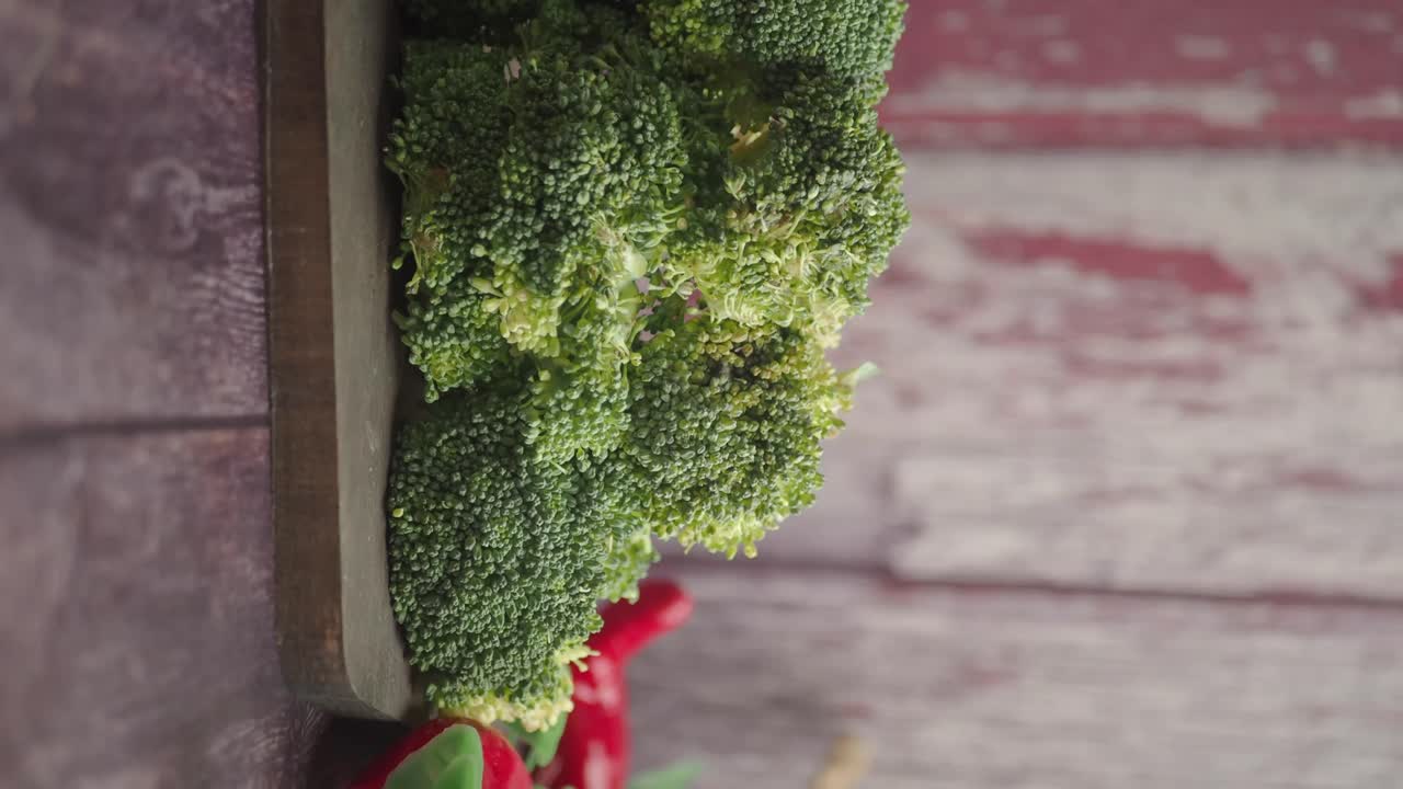 Broccoli su sfondo in legno