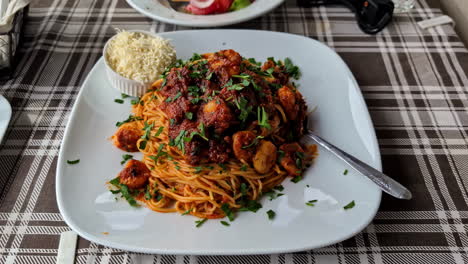 Auténtico-Plato-De-Pasta-Italiana,-Salsa-De-Tomate,-Gambas-Y-Marisco-Y-Parmesano.