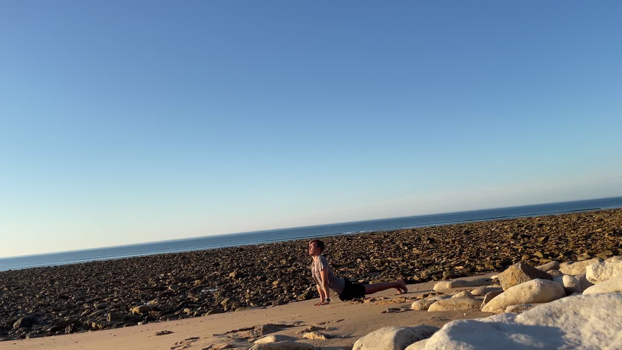 사막 해변에서 요가를 연습하는 남자의 정적인 모습