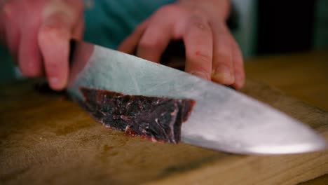 chef cortando el bistec con un cuchillo de acero