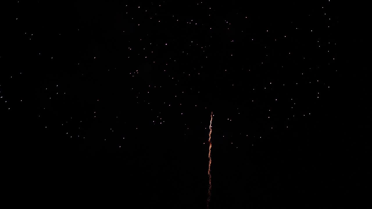 축제에서 축하하기 위해 밤에 아름다운 다채로운 불 작품 전시